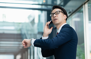 電話をするビジネスマン