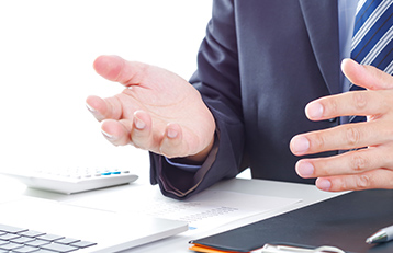 税務相談を行うビジネスマン